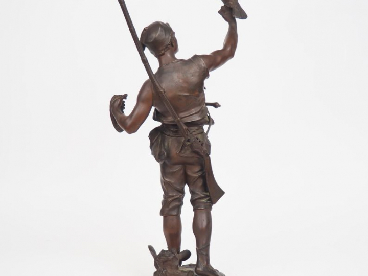 Eugène MARIOTON. "Le lancer". Sculpture en bronze à patine brune et mé