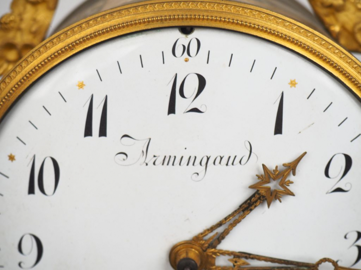 Pendule portique Louis XVI en marbre blanc, gris turquin et bronze à d