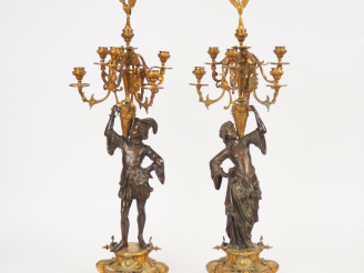 Vente aux enchères Paire de candélabres Restauration de style troubadour en bronze à pati