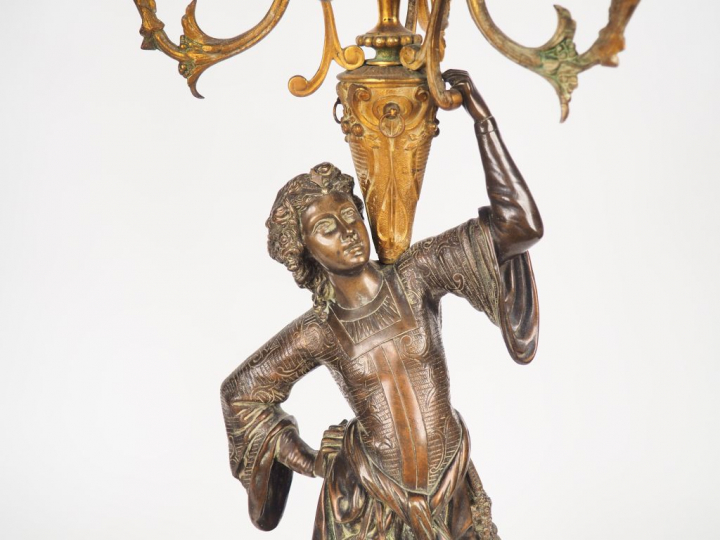 Paire de candélabres Restauration de style troubadour en bronze à pati