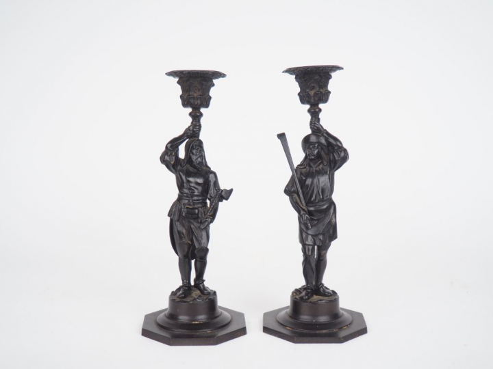Paire de bougeoirs fin XIXème - début XXème en fonte à patine noire fi