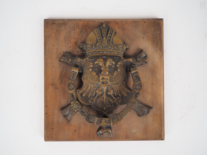 Heurtoir de style XVIIème en bronze à décor d'armoiries. Dim. 21 x 18 