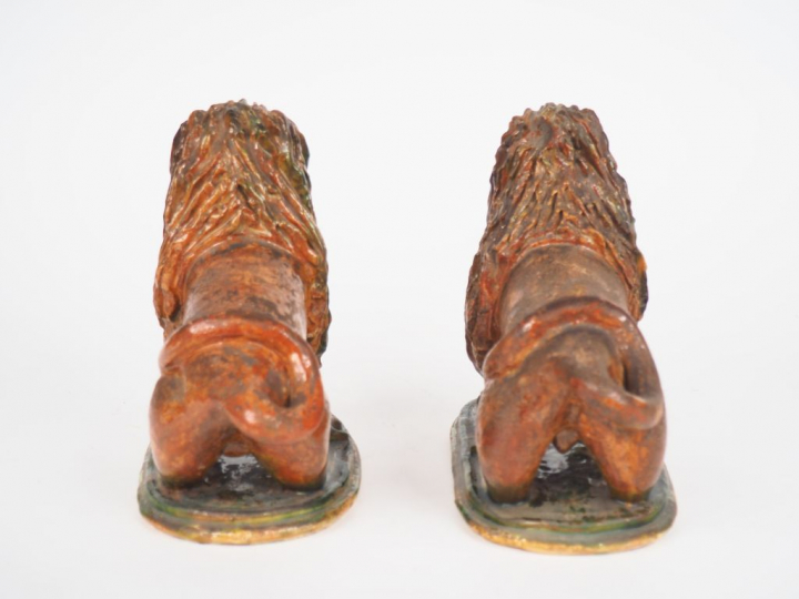 Paire de sujets XIXème en terre vernissée "Lions" (petits sauts d'émai