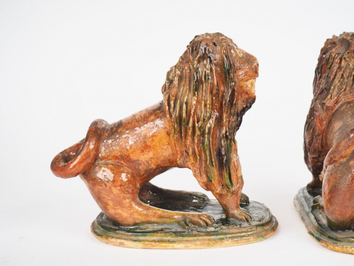 Paire de sujets XIXème en terre vernissée "Lions" (petits sauts d'émai