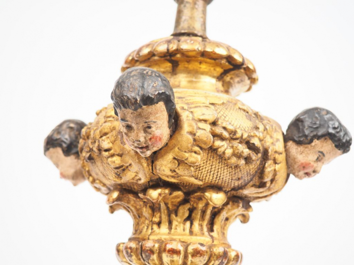 Base de pique-cierge XVIIIème en bois sculpté polychrome et doré, à dé