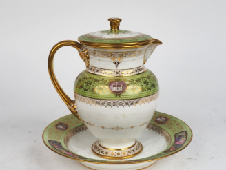 Vente aux enchères SEVRES. Verseuse et assiette en porcelaine à décor de rinceaux dorés e