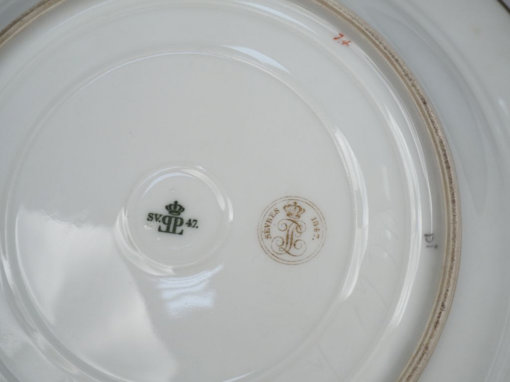 SEVRES. Verseuse et assiette en porcelaine à décor de rinceaux dorés e