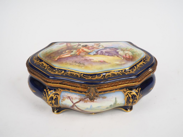 Coffret à bijoux de style Louis XV en porcelaine polychrome à décor pe