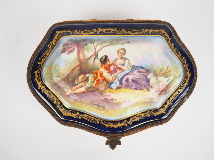 Coffret à bijoux de style Louis XV en porcelaine polychrome à décor pe