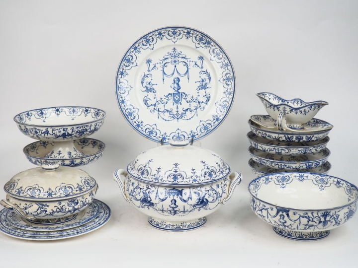 Jean Vieillard à Bordeaux Partie de service de table en faïence fine e