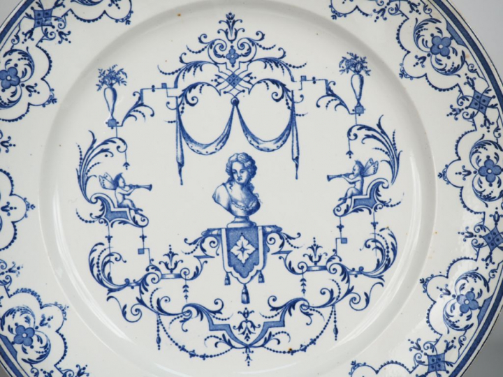 Jean Vieillard à Bordeaux Partie de service de table en faïence fine e