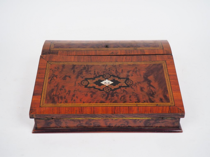 Ecritoire de voyage Napoléon III en marqueterie, monogrammé M.B.  Dim.
