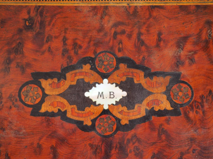 Ecritoire de voyage Napoléon III en marqueterie, monogrammé M.B.  Dim.