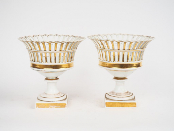 Paire de jardinières Napoléon III en porcelaine de Paris blanche et do