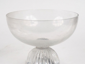 Vente aux enchères Coupe en cristal, pied cannelé. Dim. 15 x 19,5 cm.