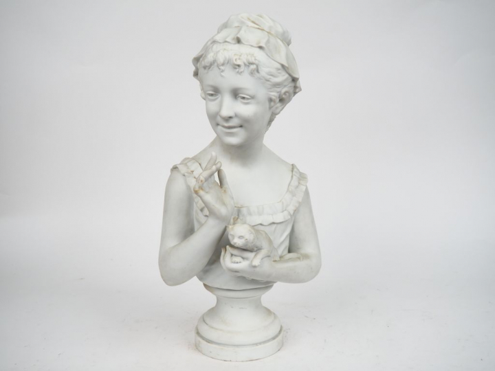 Sujet en biscuit vers 1900, "fillette au chat". H. 52 cm. (Accident à 