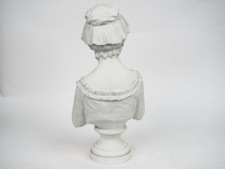 Sujet en biscuit vers 1900, "fillette au chat". H. 52 cm. (Accident à 