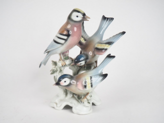 Vente aux enchères Groupe en porcelaine polychrome allemande "oiseaux branchés". Signé so