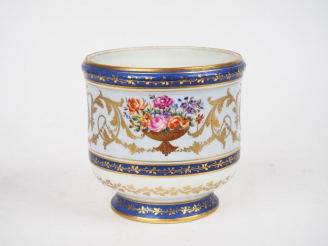 Vente aux enchères LE GALLEC à Paris. Cache-pot de style Louis XVI en porcelaine à décor 