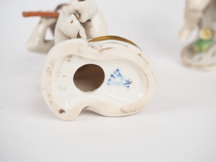 3 sujets en porcelaine polychrome italienne "angelots musiciens". Marq