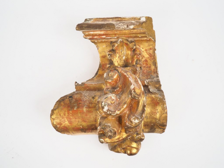 Elément de console XIXème en bois sculpté et doré à décor de feuillage