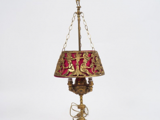 Vente aux enchères Lampe Napoléon III de style Antique en bronze doré à décor de grotesqu