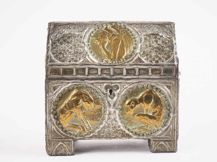 Coffret 1900 en forme de châsse reliquaire en métal sur une âme de boi