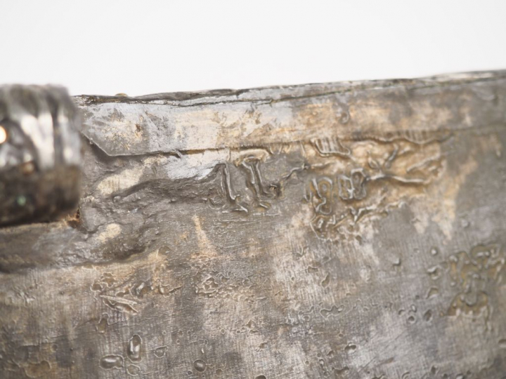 Coffret 1900 en forme de châsse reliquaire en métal sur une âme de boi