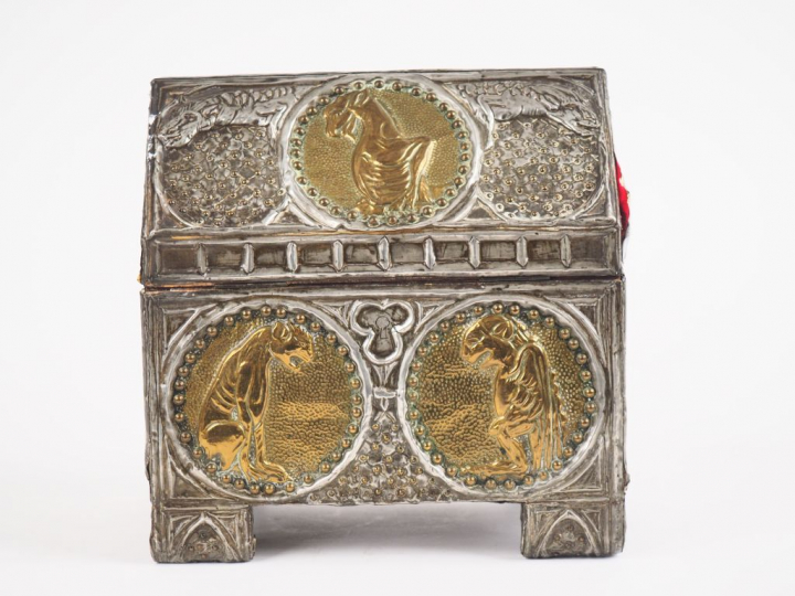 Coffret 1900 en forme de châsse reliquaire en métal sur une âme de boi