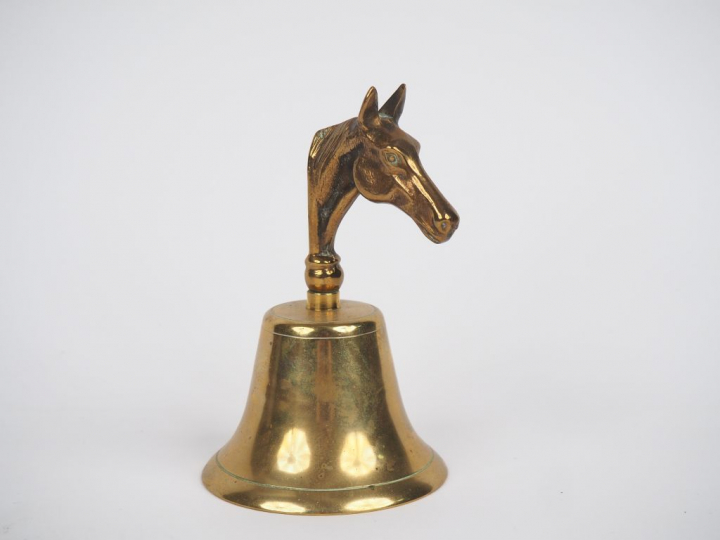 Clochette en bronze, prise en forme de tête d'étalon. H. 14,5 cm.