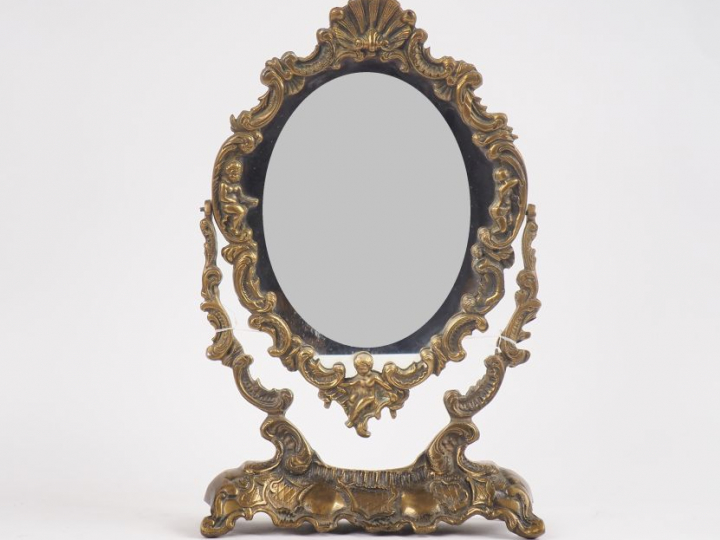 Miroir de toilette de style Louis XIV en bronze à décor de Putto et de
