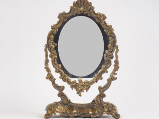Vente aux enchères Miroir de toilette de style Louis XIV en bronze à décor de Putto et de