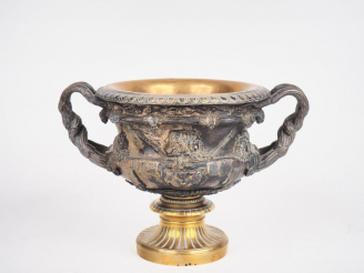 Vente aux enchères Vase dit "Warwyck" XIXème en bronze à décor de têtes d'hommes et de pa