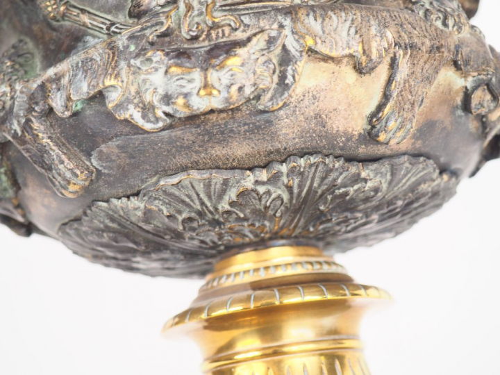 Vase dit "Warwyck" XIXème en bronze à décor de têtes d'hommes et de pa