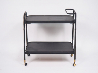 Vente aux enchères Jacques ADNET. Desserte roulante en métal et laiton gainée de cuir noi