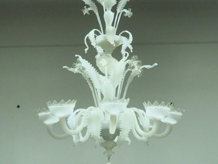Paire de lustres en verre opalescent de Venise à décor de fleurs et de