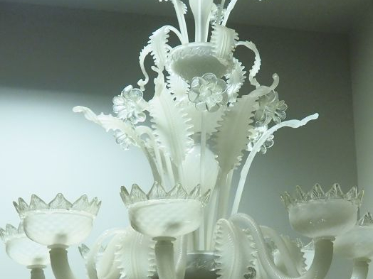 Paire de lustres en verre opalescent de Venise à décor de fleurs et de