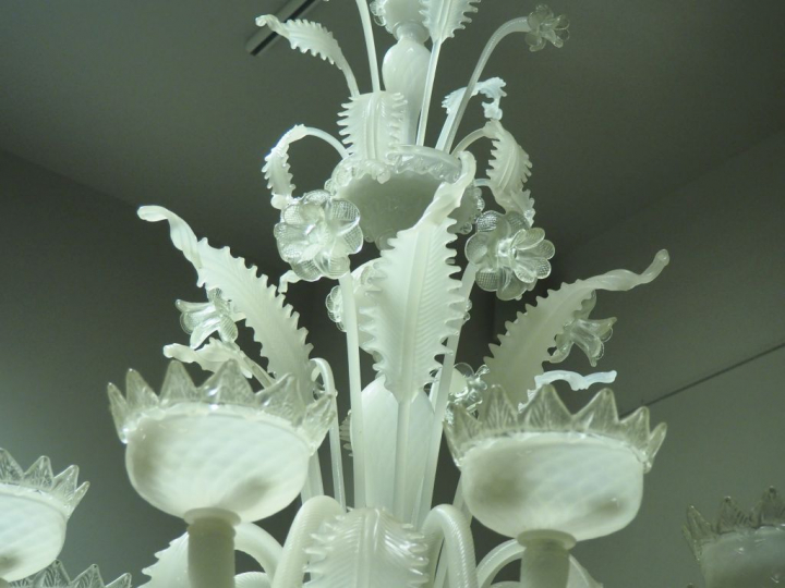 Paire de lustres en verre opalescent de Venise à décor de fleurs et de