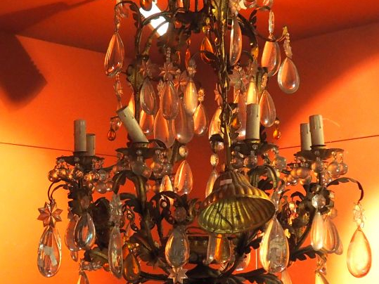 BAGUES. Grand lustre à pampilles bicolores, monture en bronze et tôle 