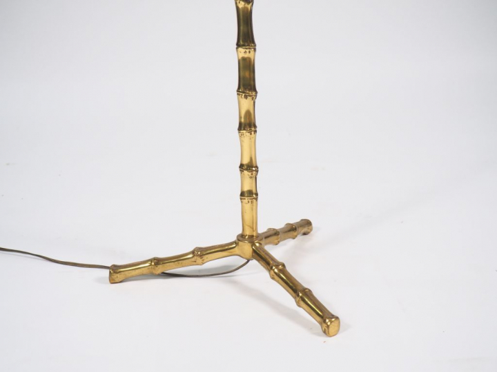 Lampadaire années 50 en métal à décor à l'imitation du bambou. H. 146 