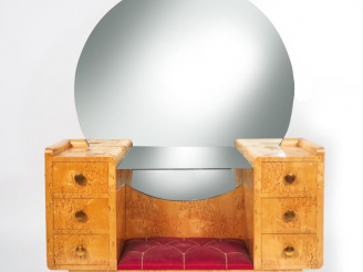 Vente aux enchères Coiffeuse Art Déco en loupe de bois clair,  ouvrant à 6 tiroirs et orn