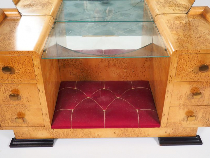 Coiffeuse Art Déco en loupe de bois clair,  ouvrant à 6 tiroirs et orn