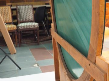 Coiffeuse Art Déco en loupe de bois clair,  ouvrant à 6 tiroirs et orn