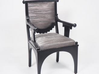 Vente aux enchères Un fauteuil de style 1940 en bois laqué noir, garniture de tissu gris 