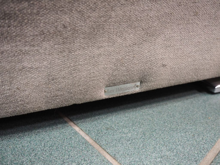 Paire de poufs, piètement chromé, garniture de tissu gris. Dim. 19 x 7