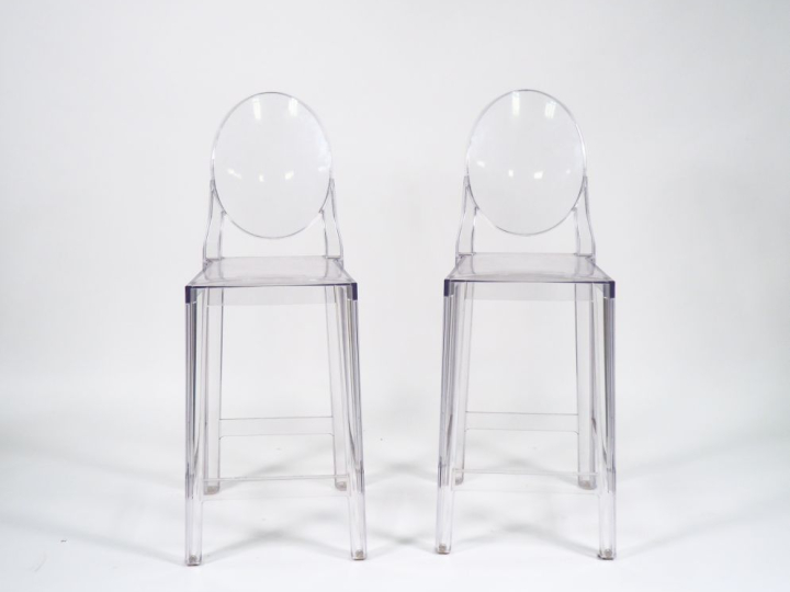 Philippe STARCK (d'après). Paire de tabourets de bar en plexi glass. E