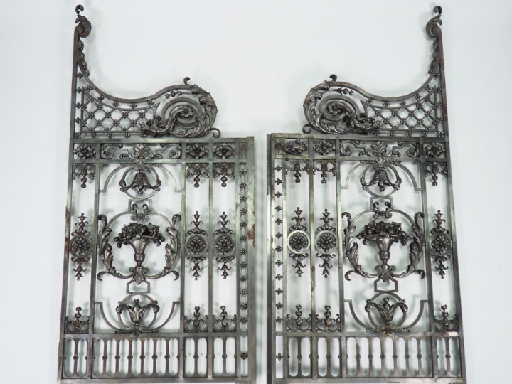 Exceptionnelle grille de style Louis XVI en fer forgé à deux battants 