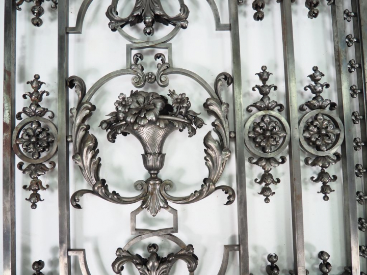 Exceptionnelle grille de style Louis XVI en fer forgé à deux battants 