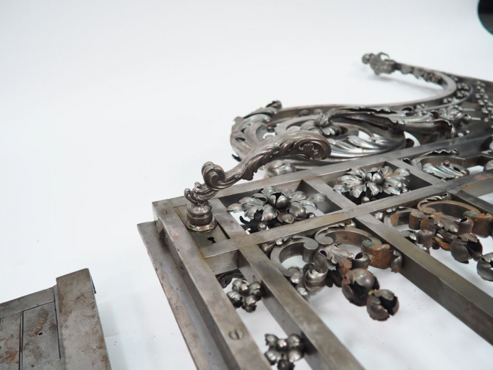 Exceptionnelle grille de style Louis XVI en fer forgé à deux battants 