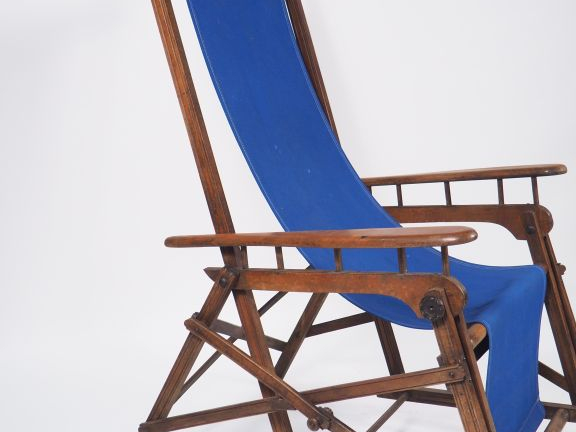Fauteuil de repos 1900 en bois naturel, garniture de tissu bleu. Dim. 